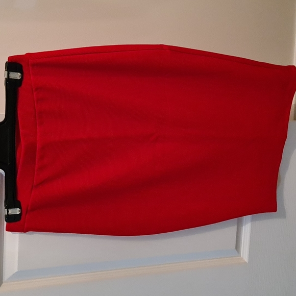 Atmos & Here knee length skirt, size 10, red - Picture 4 of 4